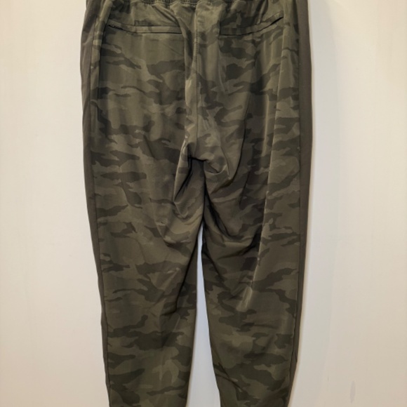 Athleta size 12P Brooklyn Textured Lined Jogger camouflage green - Picture 2 of 4
